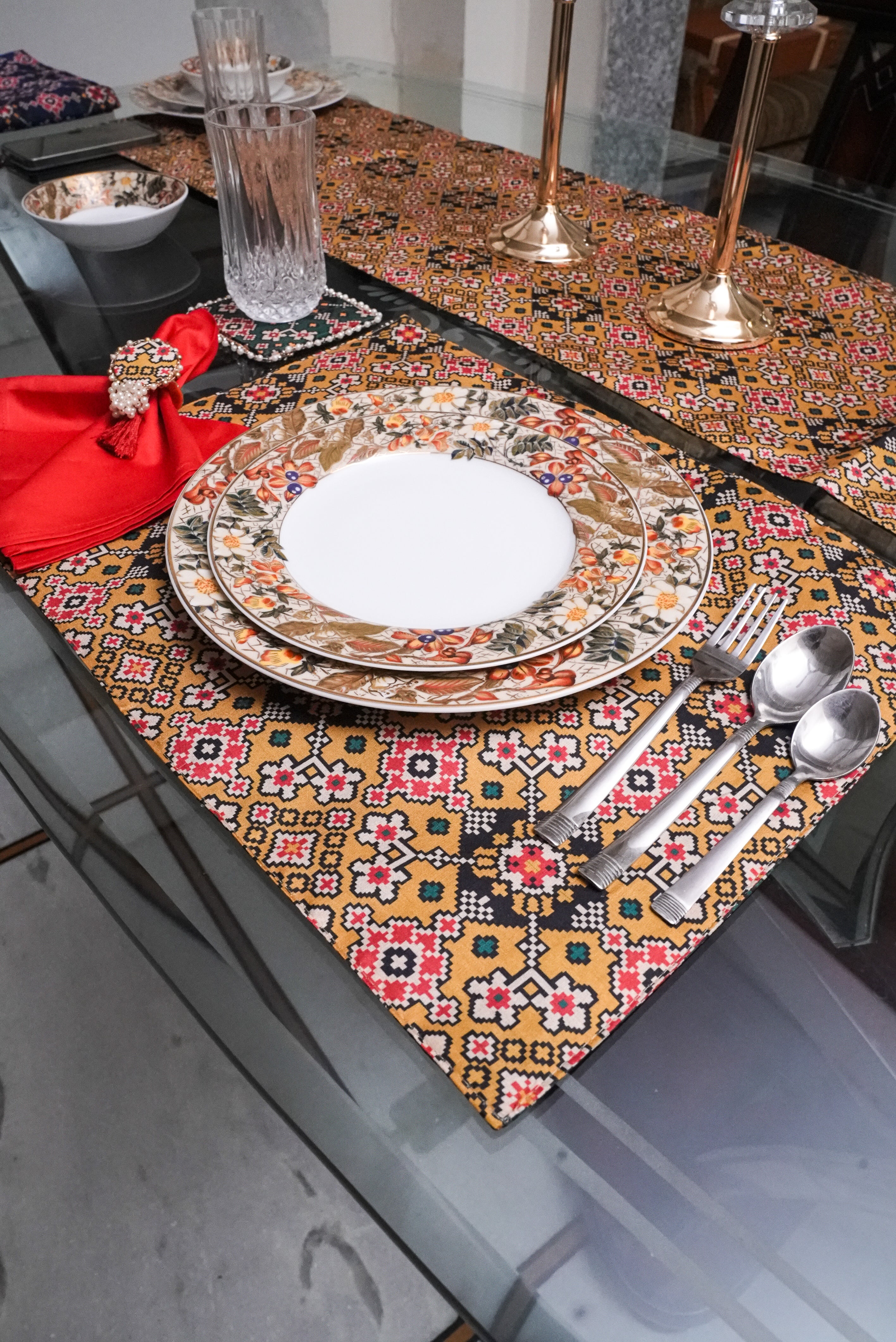 PATOLA DINING TABLE SET