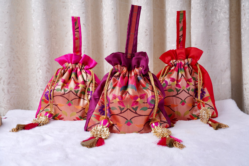 PAITHANI POTLIS