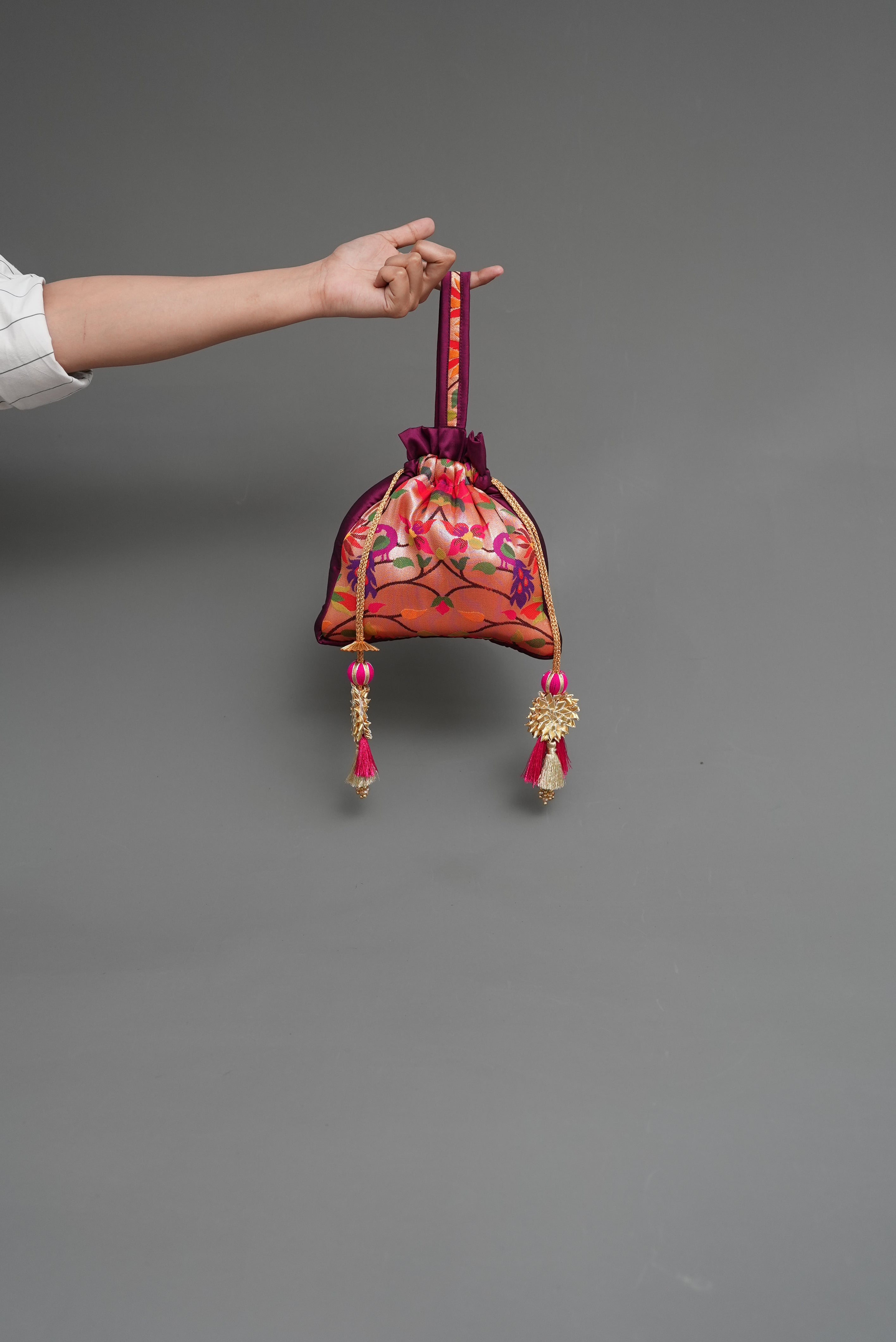 PAITHANI POTLIS