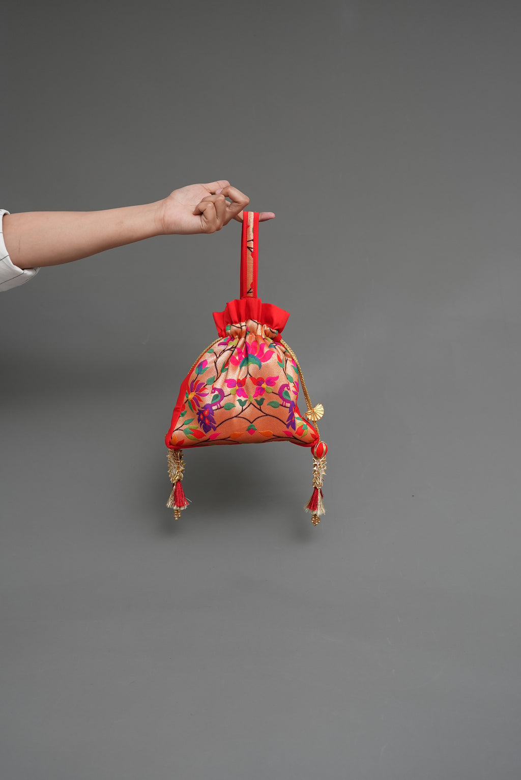 PAITHANI POTLIS