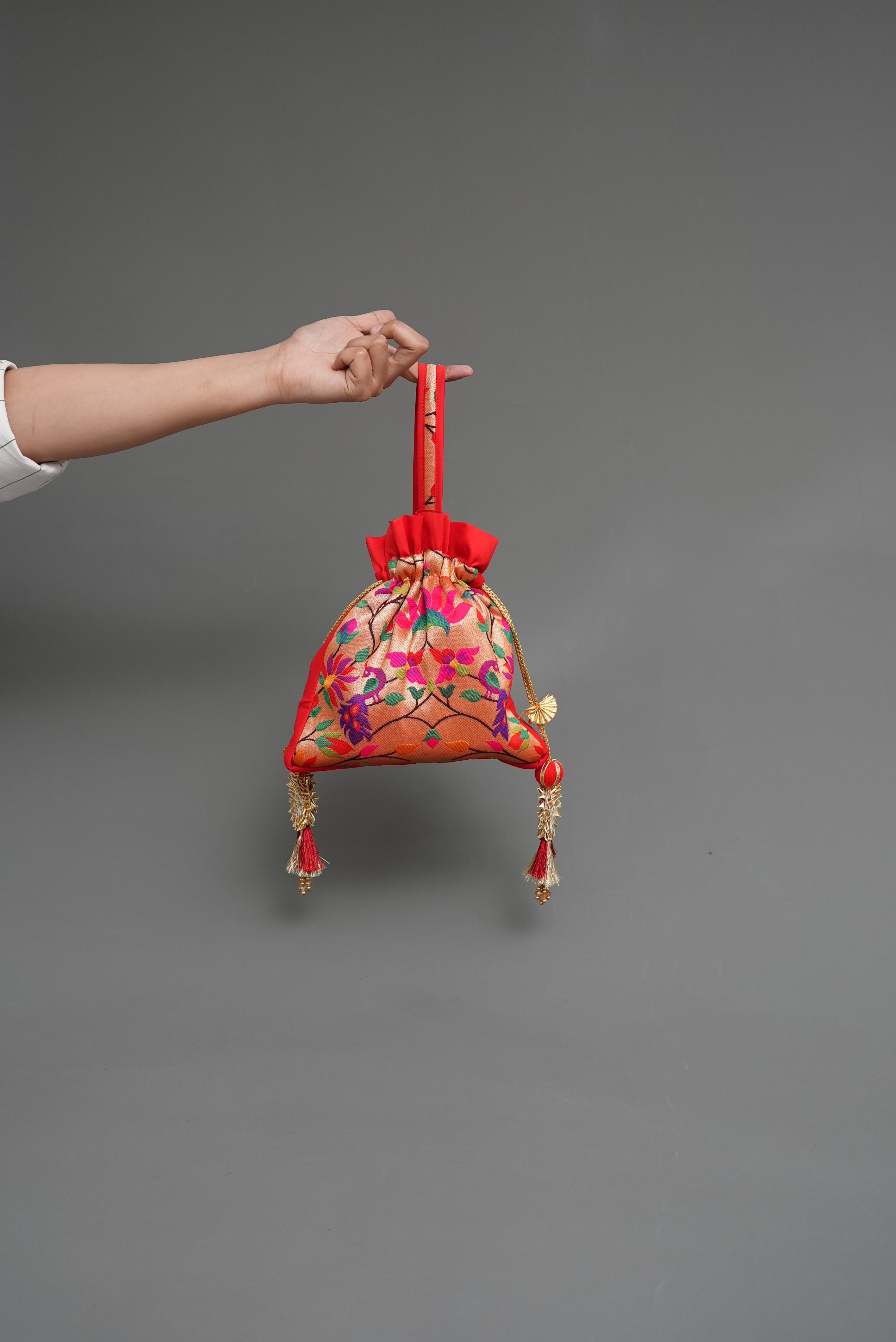 PAITHANI POTLIS
