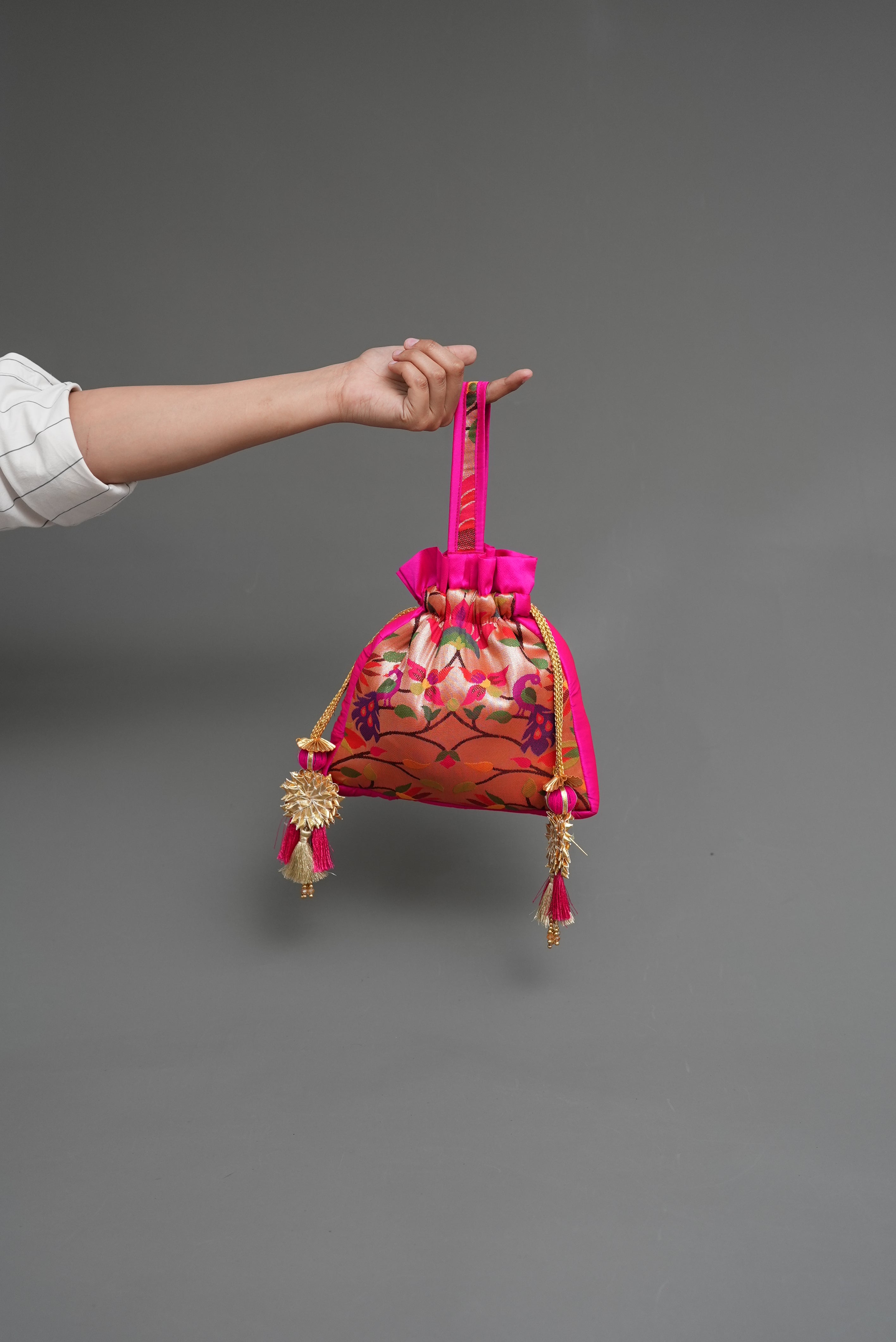 PAITHANI POTLIS